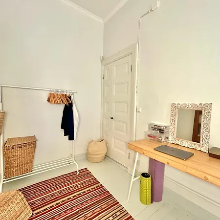 Cozy Top-floor In Trendy Punavuori, Quiet & Apartamento